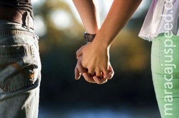 Menina de 18 anos se prepara para casar com seu próprio pai após dois anos de namoro