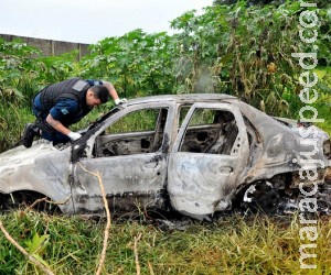 Ladrões roubam veículo após atirar em capataz; carro foi incendiado Ladrões roubam veículo após atirar em capataz; carro foi incendiado