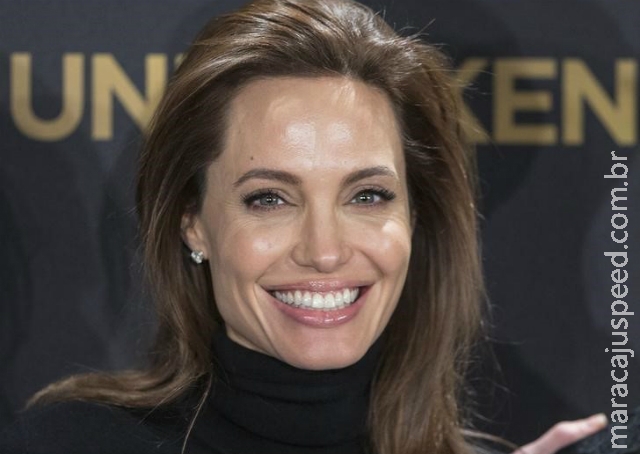 Angelina Jolie encontra o papa após exibição de filme no Vaticano