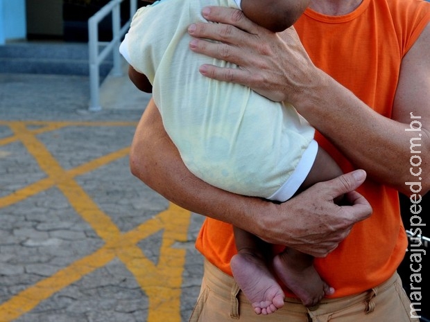 Pais abandonam bebê de 6 meses em casa para usar drogas Pais abandonam bebê de 6 meses em casa para usar drogas