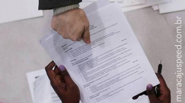 Por que você não deve pagar para alguém fazer seu currículo Por que você não deve pagar para alguém fazer seu currículo