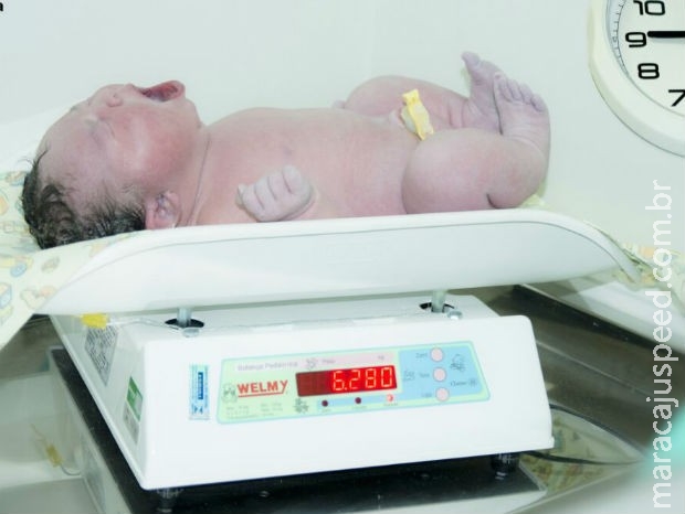 Mulher dá à luz a bebê com mais de 6kg 