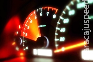 Você sabe como é determinada a velocidade máxima das rodovias?