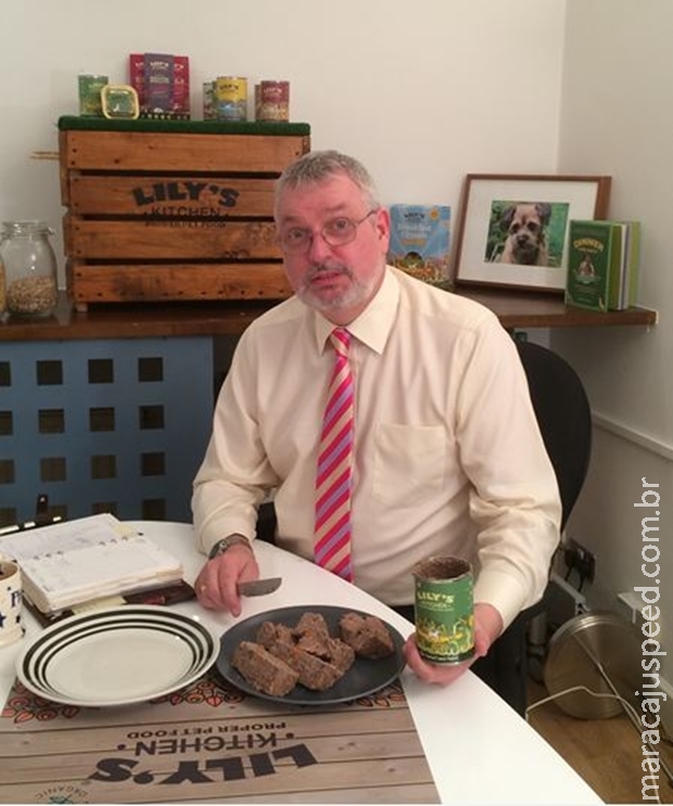 Conheça o homem que come comida de cães para viver Conheça o homem que come comida de cães para viver