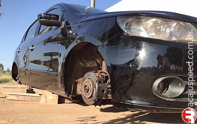 Ladrões deixam carro sem as 4 rodas e proprietário calcula prejuízo de R$ 2 mil Ladrões deixam carro sem as 4 rodas e proprietário calcula prejuízo de R$ 2 mil