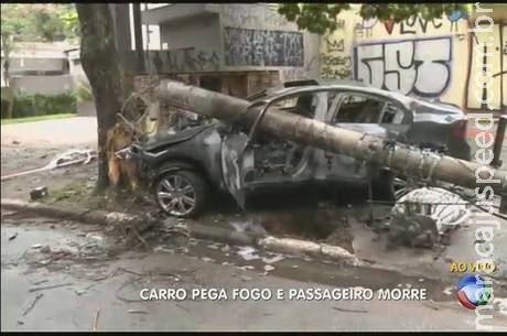 Carro bate em poste, pega fogo e um morre carbonizado Carro bate em poste, pega fogo e um morre carbonizado