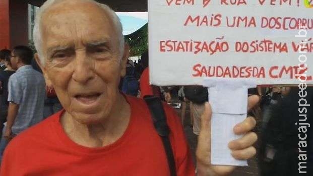 Idoso de 87 anos vai ao seu 16º protesto: País está um lixo Idoso de 87 anos vai ao seu 16º protesto: País está um lixo