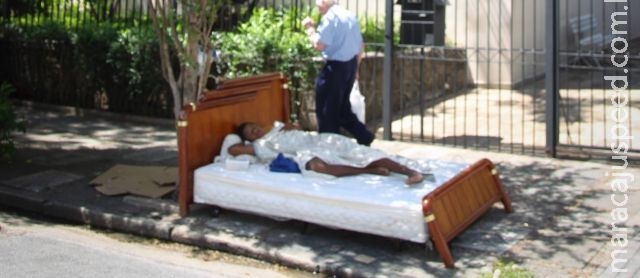 Menino de 14 anos constrói quarto em calçada Menino de 14 anos constrói quarto em calçada