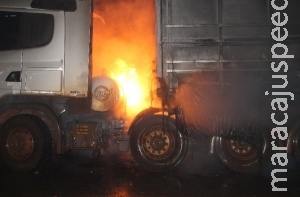 Incêndios em carretas e caminhonete na madrugada assustam moradores Incêndios em carretas e caminhonete na madrugada assustam moradores