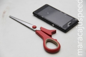 Homem usa tesoura para assaltar e é detido por policiais a caminho do trabalho