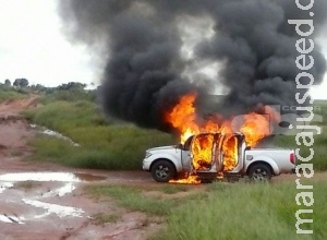 Carro é alvejado, dois morrem e mãe e filho ficam feridos na fronteira Carro é alvejado, dois morrem e mãe e filho ficam feridos na fronteira