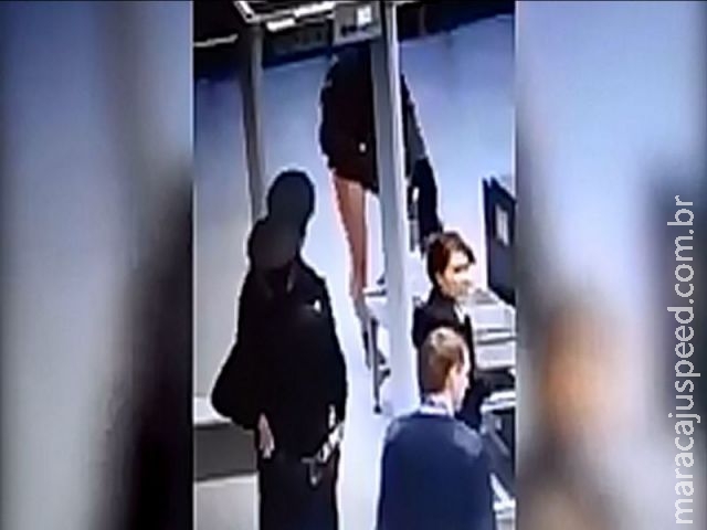 Irritado com métodos de segurança, homem tira a roupa em aeroporto da Rússia 