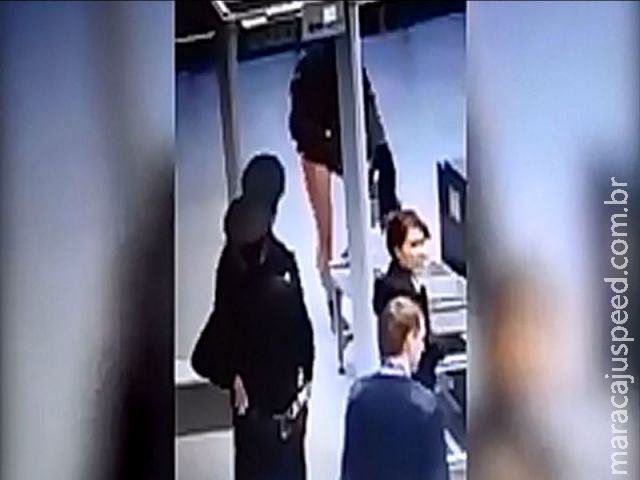 Irritado com métodos de segurança, homem tira a roupa em aeroporto da Rússia Irritado com métodos de segurança, homem tira a roupa em aeroporto da Rússia