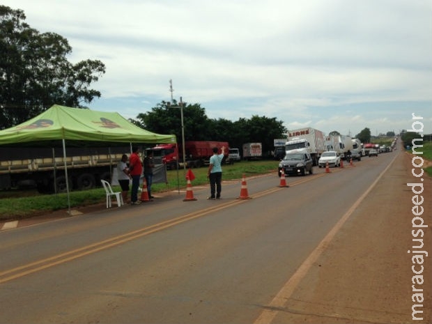Caminhoneiros continuam com bloqueios em rodovias de MS Caminhoneiros continuam com bloqueios em rodovias de MS