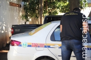 Para escapar de assalto, taxista salta do porta-malas com veículo em movimento Para escapar de assalto, taxista salta do porta-malas com veículo em movimento