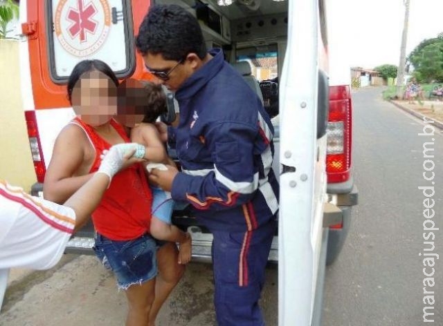 Criança de três anos cai de moto de brinquedo e quebra o braço Criança de três anos cai de moto de brinquedo e quebra o braço