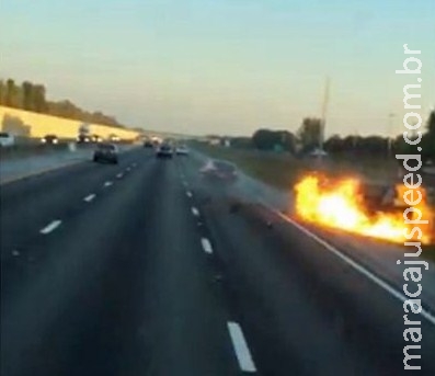 Picape explode ao ser atingida por carro guiado por embriagada Picape explode ao ser atingida por carro guiado por embriagada