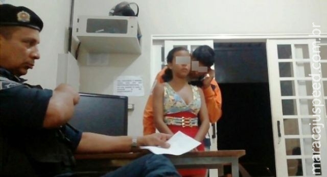 Jovem é flagrado em ato obsceno com garota de 14 anos dentro de carro no MS Jovem é flagrado em ato obsceno com garota de 14 anos dentro de carro no MS