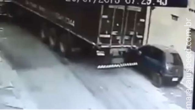 Como assim? Carreta leva carro "para passear" Como assim? Carreta leva carro "para passear"