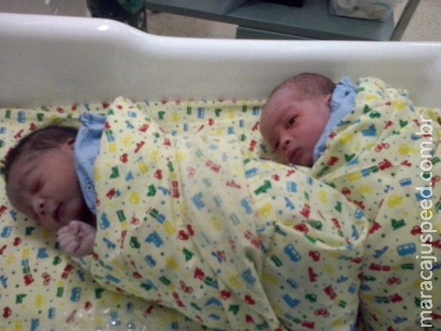 Bebês dividem berço em hospital e ficam em incubadoras quebradas Bebês dividem berço em hospital e ficam em incubadoras quebradas