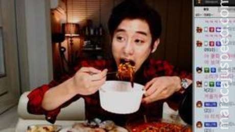  Coreanos ganham dinheiro para comer diante da webcam
