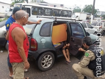 Idoso transporta menino de 7 anos junto com sofá dentro de carro