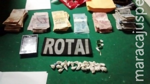 Polícia aprende R$ 7 mil em dinheiro e 31 porções de cocaína em bar