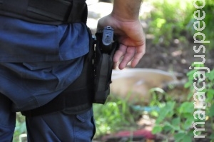 Mulher de 24 anos é encontrada morta e seminua em terreno baldio Mulher de 24 anos é encontrada morta e seminua em terreno baldio