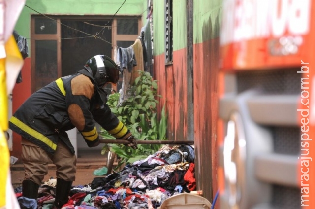 Fogo destrói casa e homem suspeita de brincadeira de filhos adotivos
