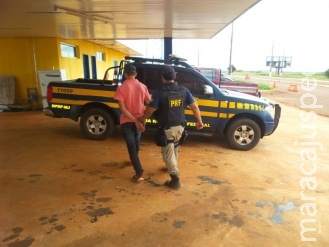 Jovem cai com carro em barranco, testa esconder droga, mas é pego Jovem cai com carro em barranco, testa esconder droga, mas é pego