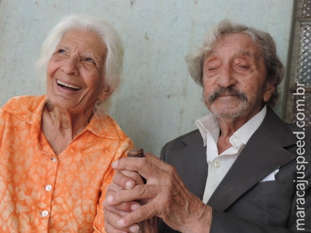 "Noites são agitadas", diz idosa de 90 anos sobre lua de mel após casório "Noites são agitadas", diz idosa de 90 anos sobre lua de mel após casório