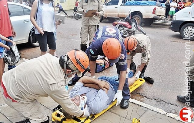 Idoso fica ferido em colisão entre motocicleta e carro no centro de Coxim Idoso fica ferido em colisão entre motocicleta e carro no centro de Coxim