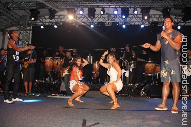 Carla Perez e Scheila Carvalho dançam até o chão em Salvador