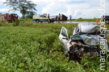 Morador de Dourados morre em batida entre Gol e carreta Morador de Dourados morre em batida entre Gol e carreta