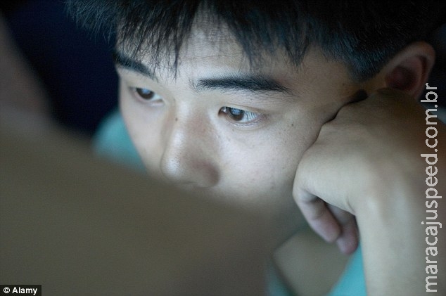 Adolescente corta a própria mão em tentativa de curar vício em internet Adolescente corta a própria mão em tentativa de curar vício em internet