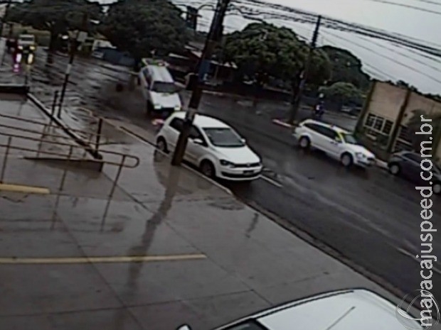 Carro "voa" após passar por bueiro sem tampa em avenida