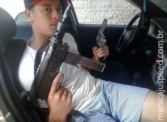 Rapaz é preso após postar fotos portando armas em redes sociais