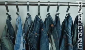 Jovem é presa após roubar 16 calças jeans de loja de shopping Jovem é presa após roubar 16 calças jeans de loja de shopping
