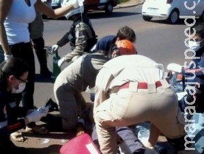 Moto derrapa em pedras, bate no meio fio e poste e mata condutor Moto derrapa em pedras, bate no meio fio e poste e mata condutor