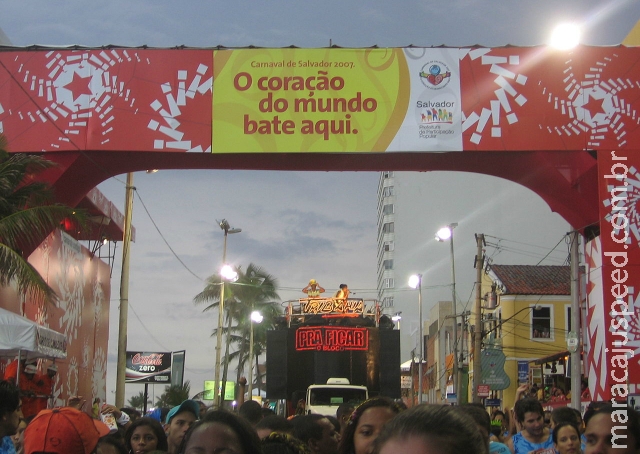 Salvador aprova lei que pune quem jogar lixo no chão e urinar na rua ( mas no Carnaval pode) Salvador aprova lei que pune quem jogar lixo no chão e urinar na rua ( mas no Carnaval pode)