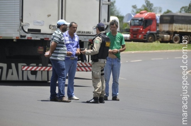Após negociar com PRF, caminhoneiros liberam tráfego de carros, motos e ônibus