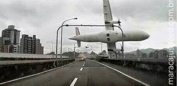Avião se choca com ponte, cai em rio em Taiwan e mata 23 Avião se choca com ponte, cai em rio em Taiwan e mata 23