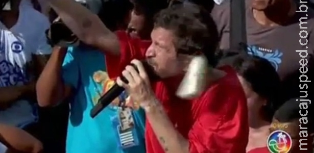 Cantor Saulo é atingido por lata de cerveja durante Carnaval de Salvador 