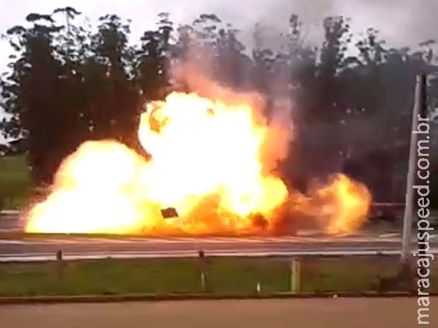 Carro explode e motorista sai ileso Carro explode e motorista sai ileso
