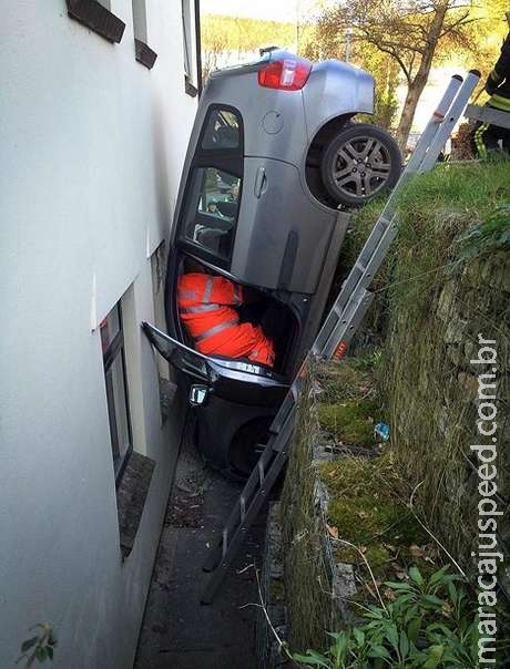 Motorista inglês sobrevive após deixar carro na vertical Motorista inglês sobrevive após deixar carro na vertical