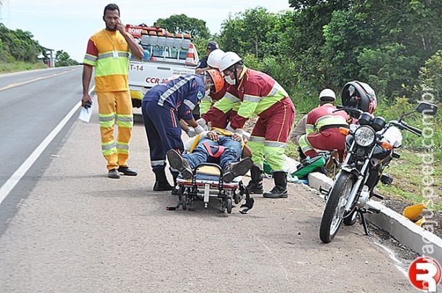 Pneu de motocicleta estoura e provoca queda de condutor e passageiro na BR-163 Pneu de motocicleta estoura e provoca queda de condutor e passageiro na BR-163