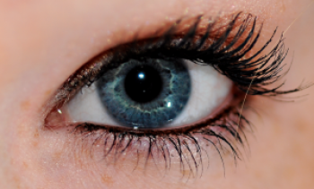 Coçar os olhos com frequência: conheça os riscos Coçar os olhos com frequência: conheça os riscos