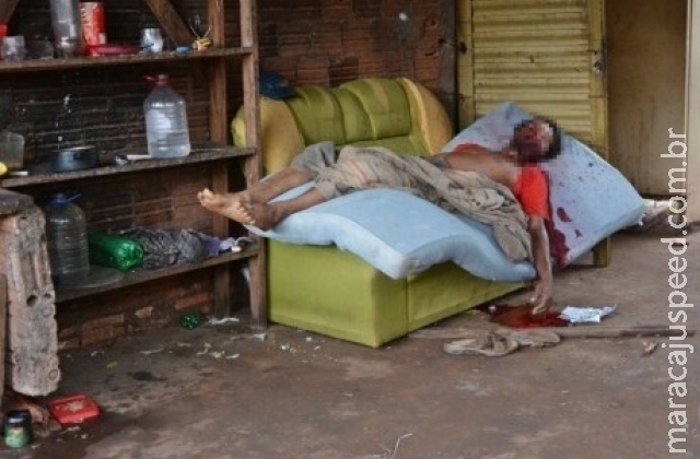 Homem é encontrado morto dentro de residência Homem é encontrado morto dentro de residência