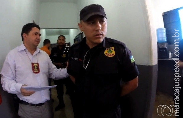 Vídeo flagra agente prisional ajudando preso a fugir de cadeia Vídeo flagra agente prisional ajudando preso a fugir de cadeia