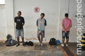 Três são presos após roubar e agredir durante arrastão em lanchonete Três são presos após roubar e agredir durante arrastão em lanchonete